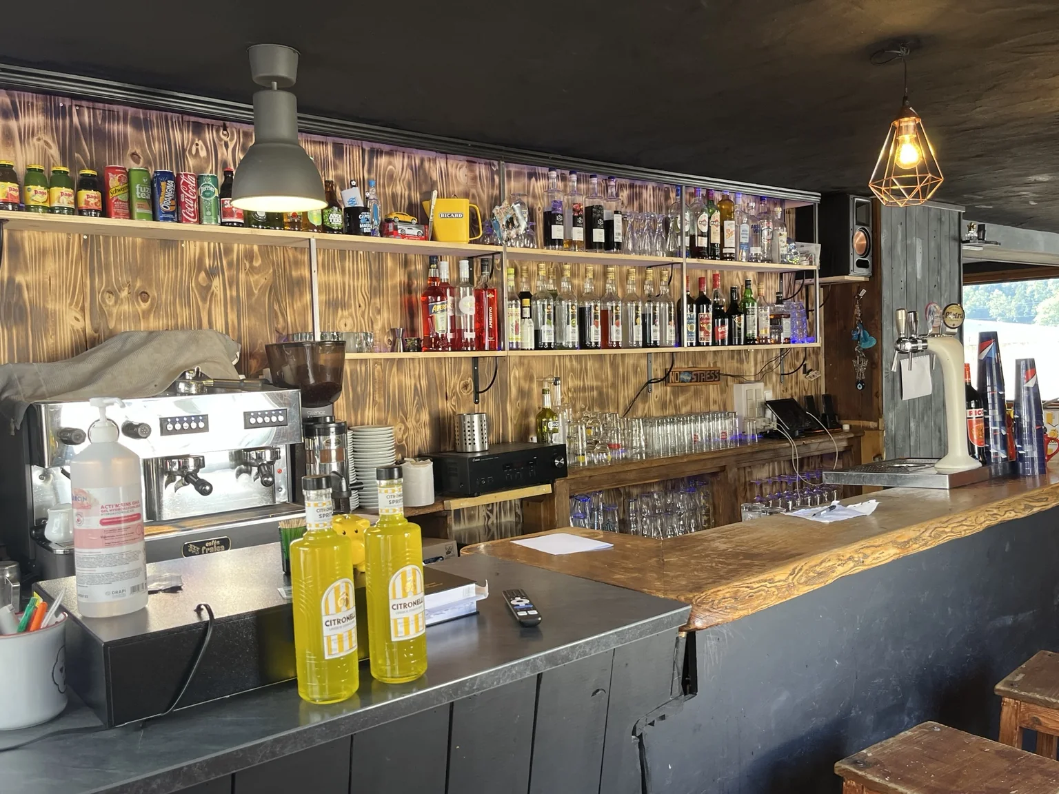 Bar en bois des Brasseries d'Ange Léoni
