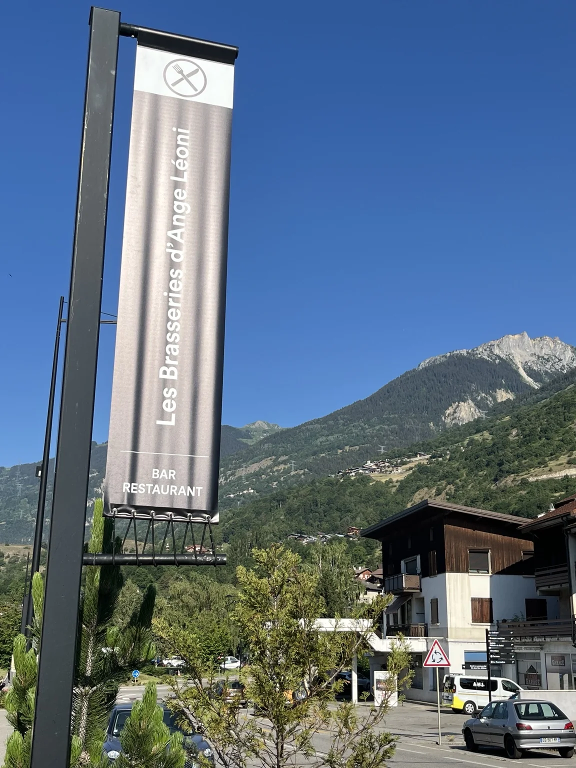 Enseigne des Brasseries d'Ange Léoni avec les montagnes
